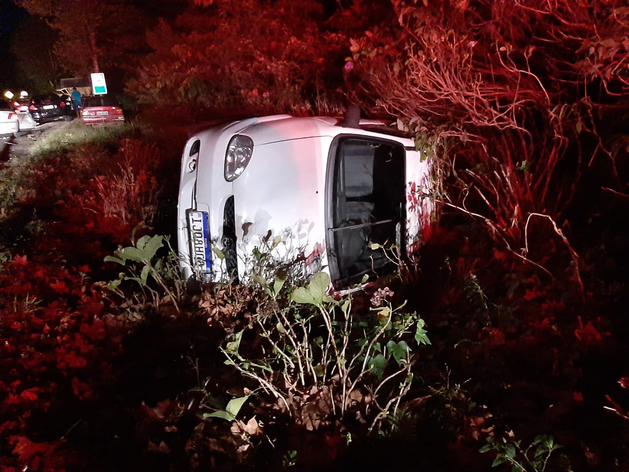 Roda quebrada causa capotamento de veículo na ERS 115, em Gramado