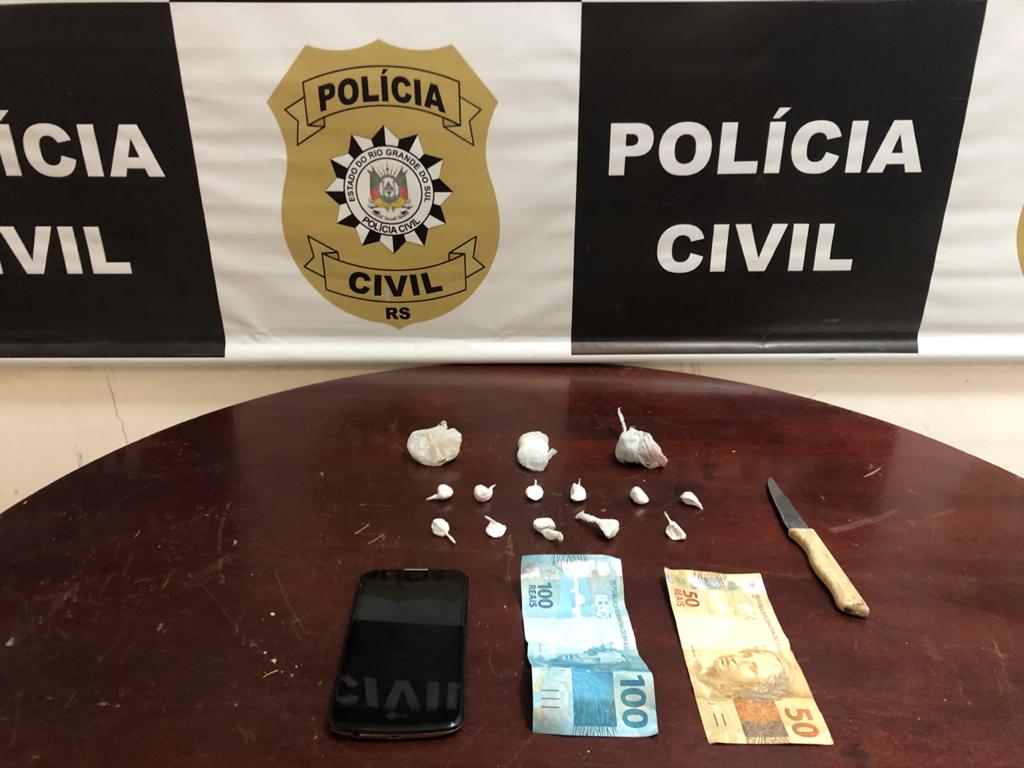 Casal que traficava drogas joga veículo em cima de viatura policial, após ser abordado na Estrada do Moreira