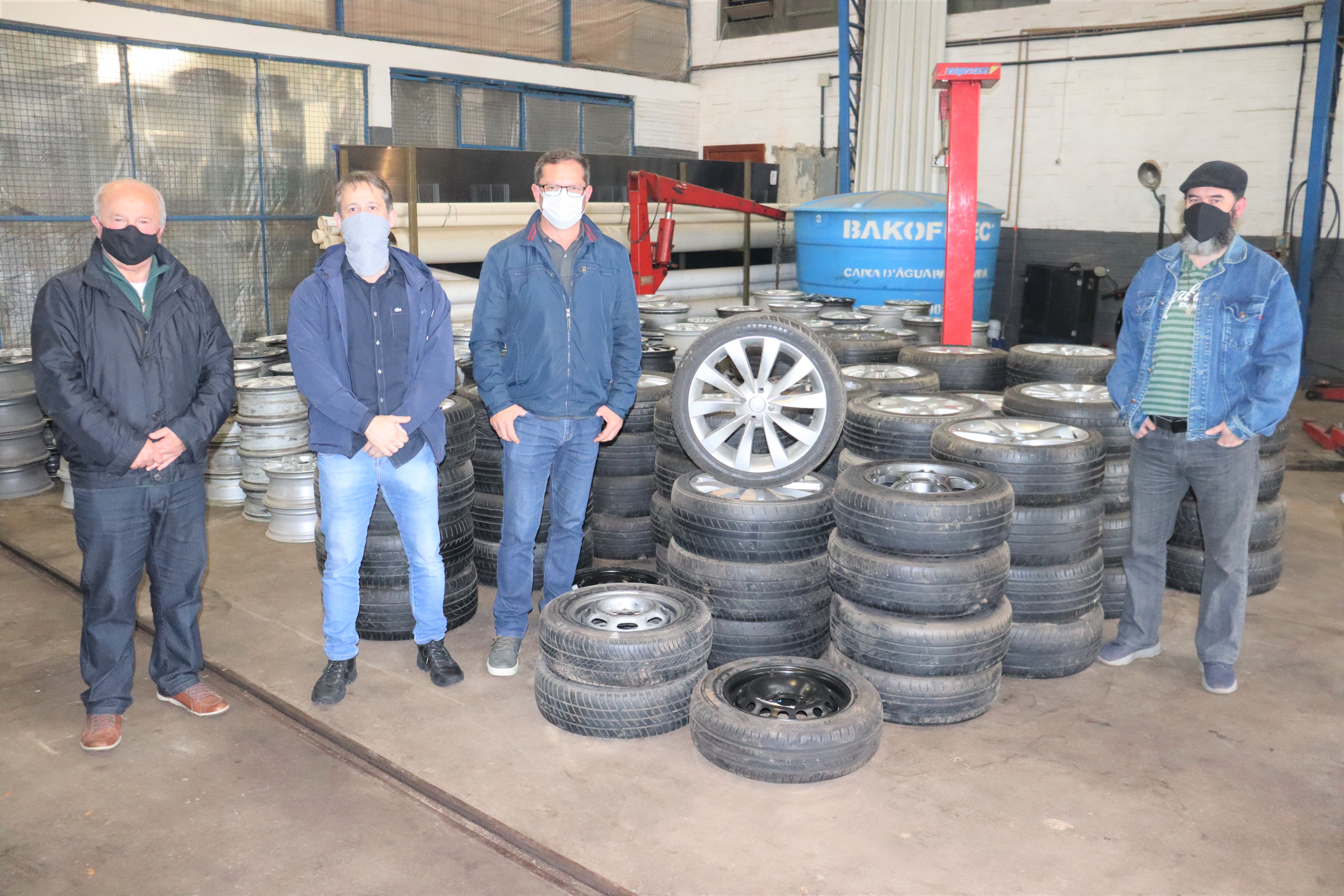 Polícia Civil realiza a entrega de pneus e rodas apreendidas à Prefeitura de Gramado