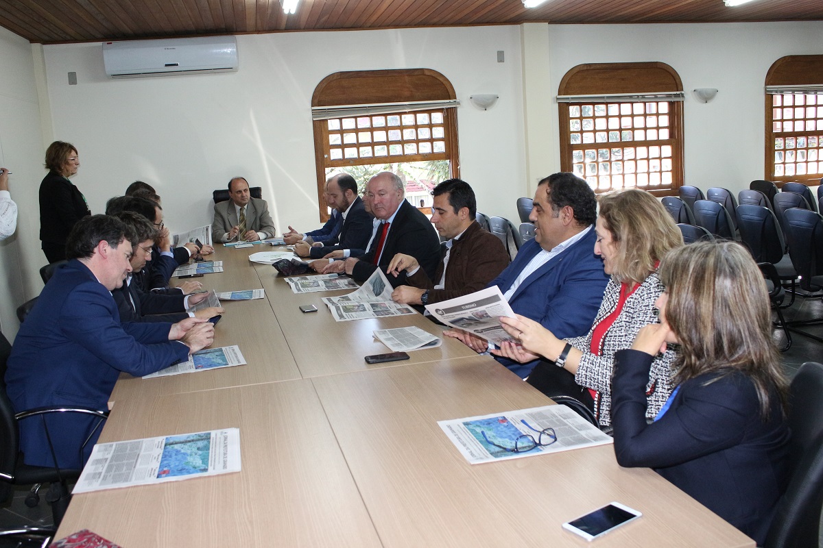 Prefeito de Gramado recebe comitiva com representantes de 15 cidades portuguesas