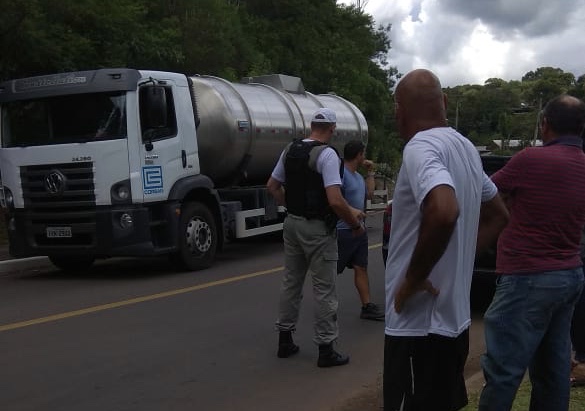 Moradores do Vale dos Pinheiros bloqueiam rua para impedir que caminhões pipa da Corsan retirem água para levar a Nova Petrópolis
