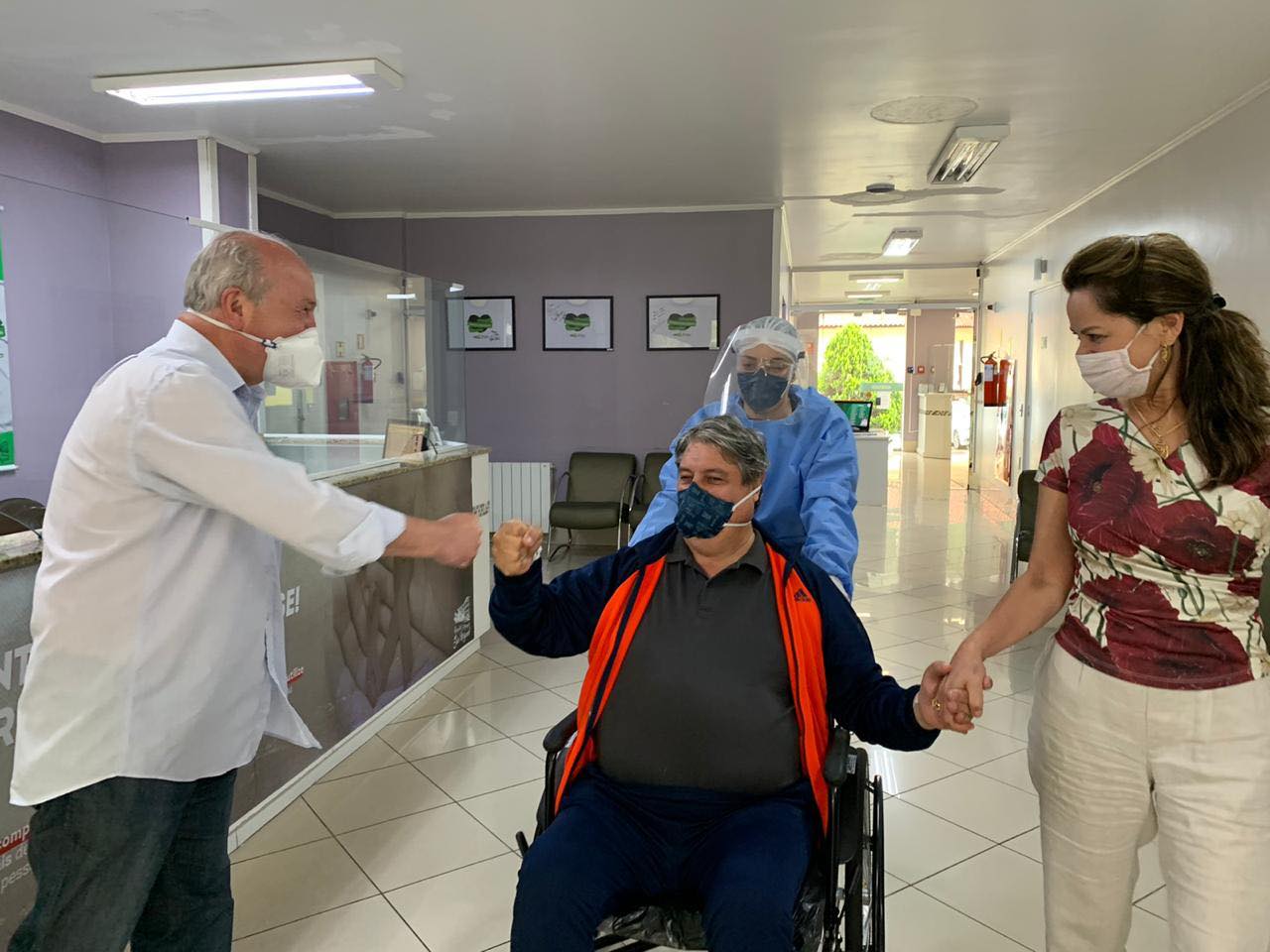 Após uma semana internado com COVID-19, Nestor Tissot deixa o Hospital Arcanjo São Miguel