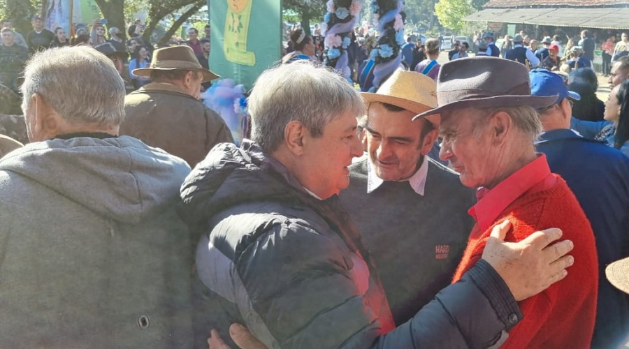 Prefeito Nestor retorna de internação e visita Festa da Colônia