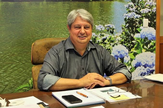 Gramado retorna a bandeira laranja e prefeito Nestor assina decreto flexibilizando serviços
