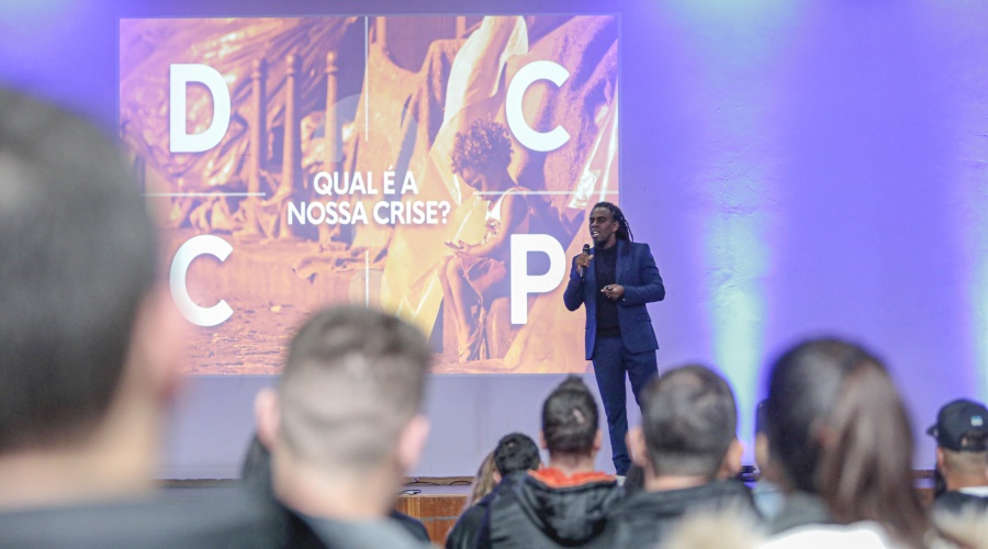 Tinga destaca liderança e gestão comportamental durante palestra em Gramado