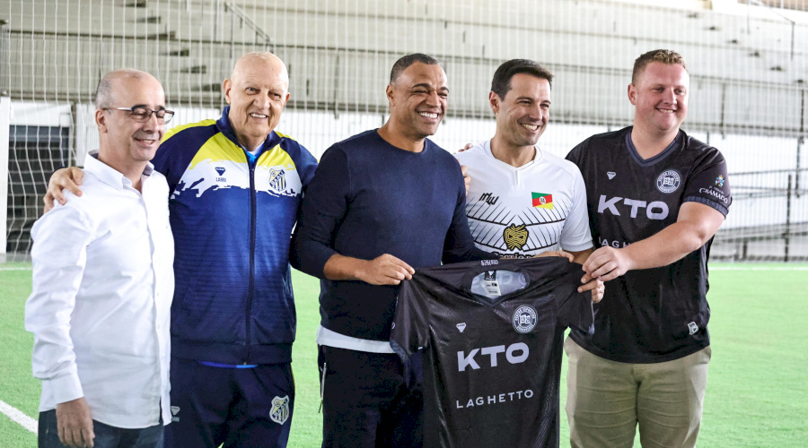Pentacampeão mundial, Denílson recebe camisa do Gramadense