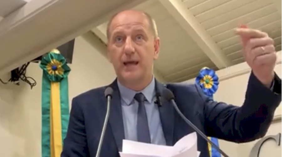 Vereador denuncia indícios de fraude em licitação da Prefeitura e diz que gente pode sair algemada do Executivo