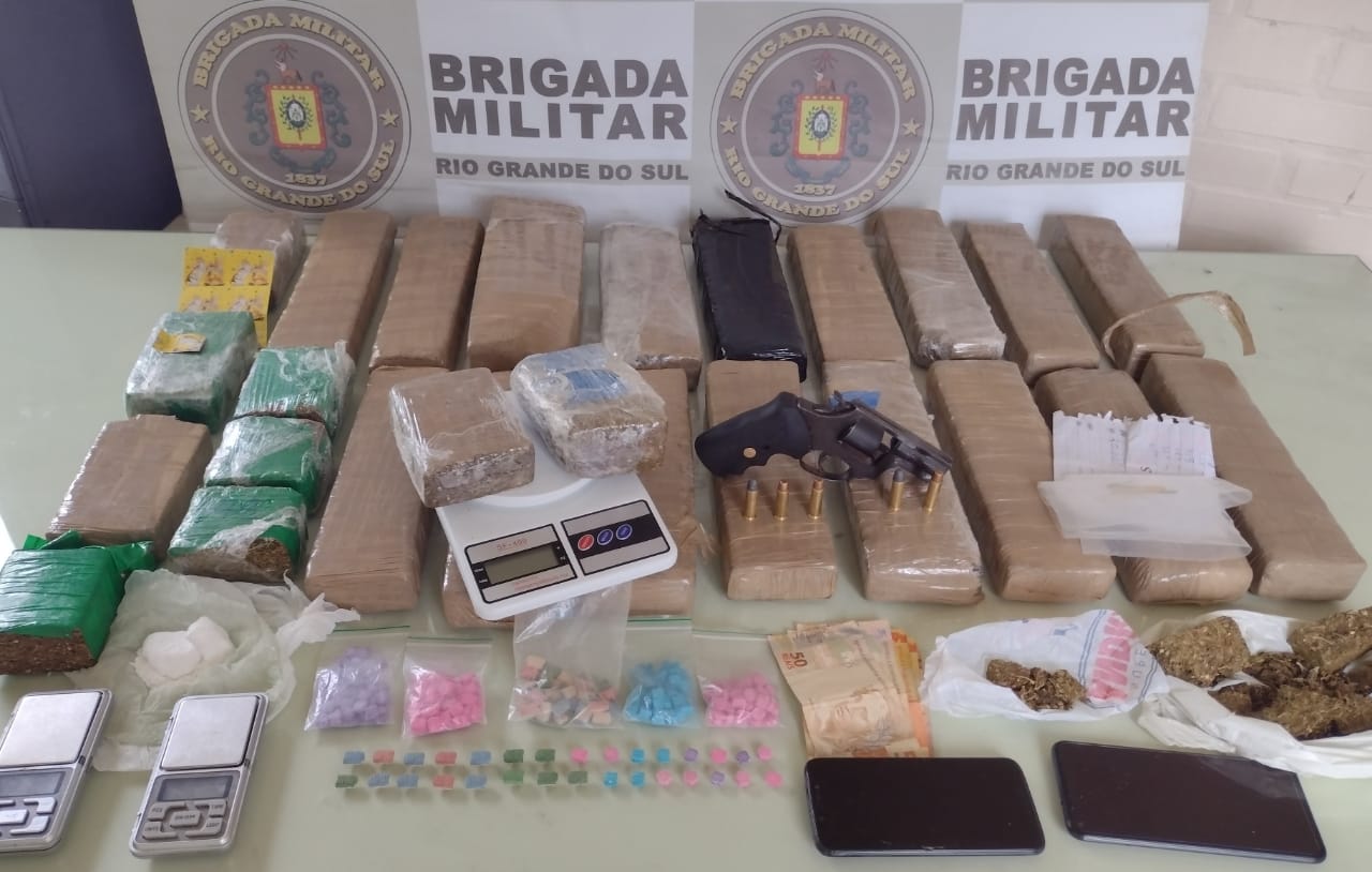 Brigada Militar apreende 16 quilos de maconha em Canela, prende três pessoas e apreende dois menores
