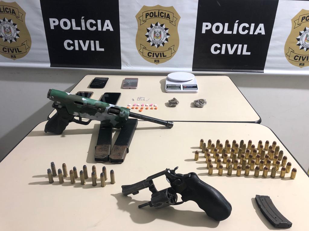 Polícia Civil de Gramado prende suspeitos de assalto a fábrica de chocolates Planalto e apreende submetralhadora
