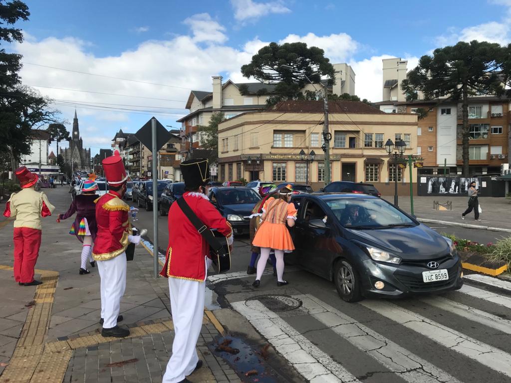 Artistas vão às ruas conscientizar turistas e canelenses com ações de combate ao Covid-19
