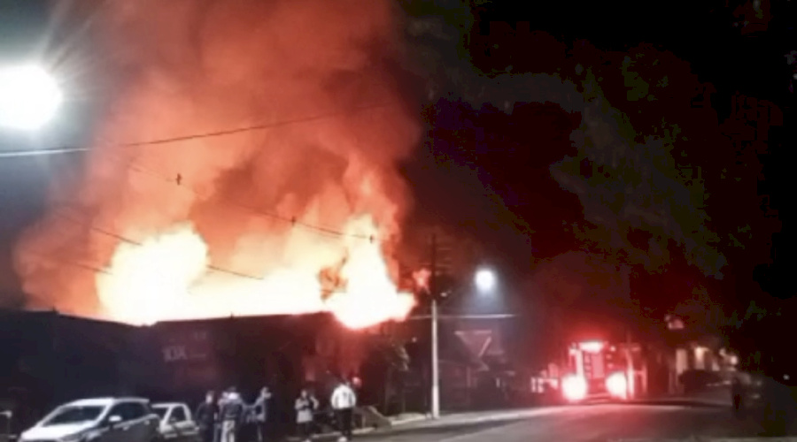 Incêndio destrói churrascaria em Canela, um mês após outra churrascaria em Gramado ter sido consumida por outro incêndio