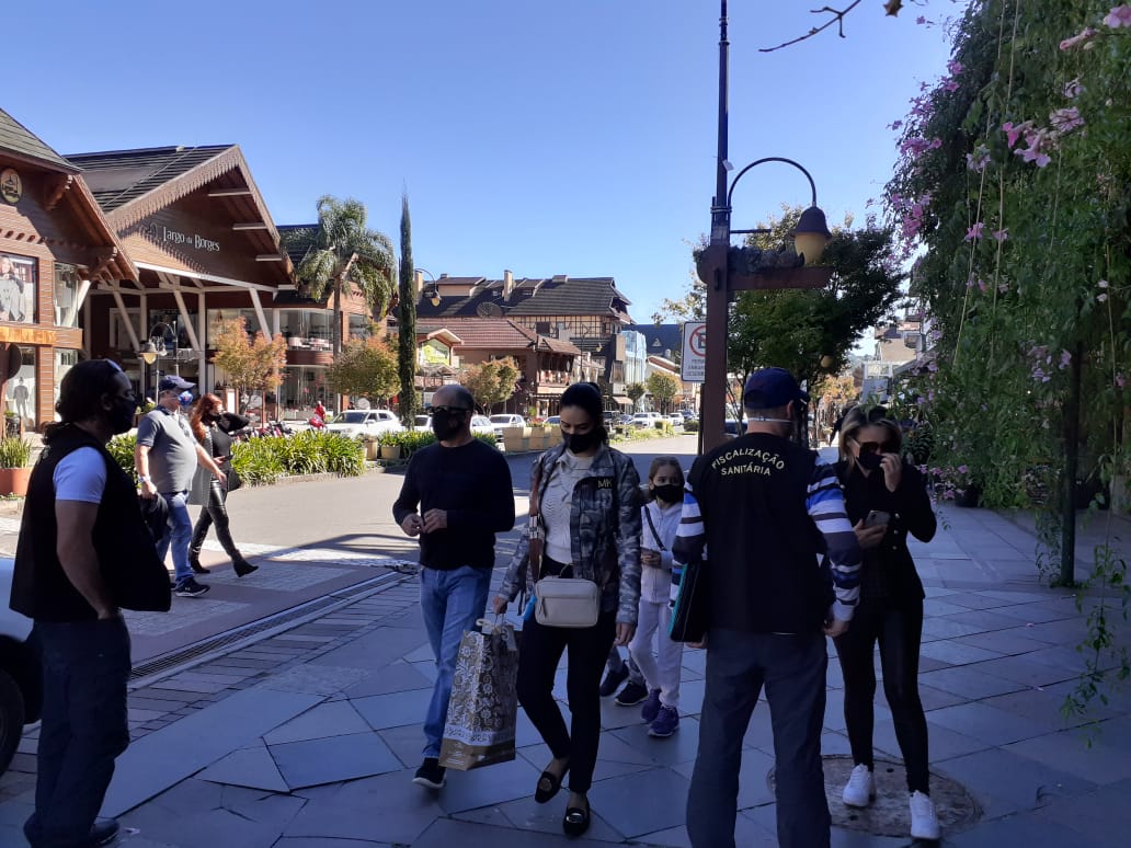 Vigilância Sanitária de Gramado orienta turistas e fiscaliza uso de máscaras