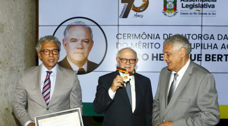 Ex-prefeito de Gramado, Pedro Bertolucci  recebe Medalha do Mérito Farroupilha