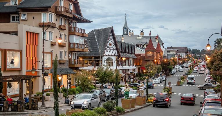 Canela e Gramado figuram entre as cidades com mais atrações temáticas no mundo