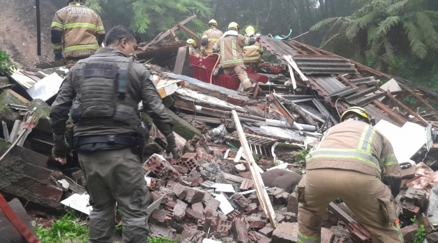 BM e Bombeiros resgatam pai e filho de casa que desabou em Gramado
