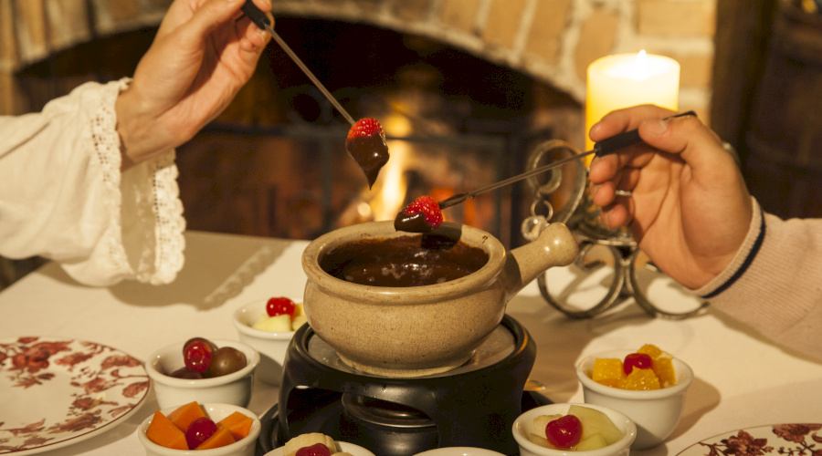 Vigilância Sanitária alerta para proibição do uso de etanol anidro ou hidratado nos restaurantes que servem fondue