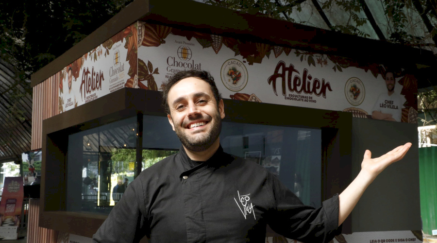 Chef produz escultura de chocolate ao vivo na 9ª Páscoa em Gramado
