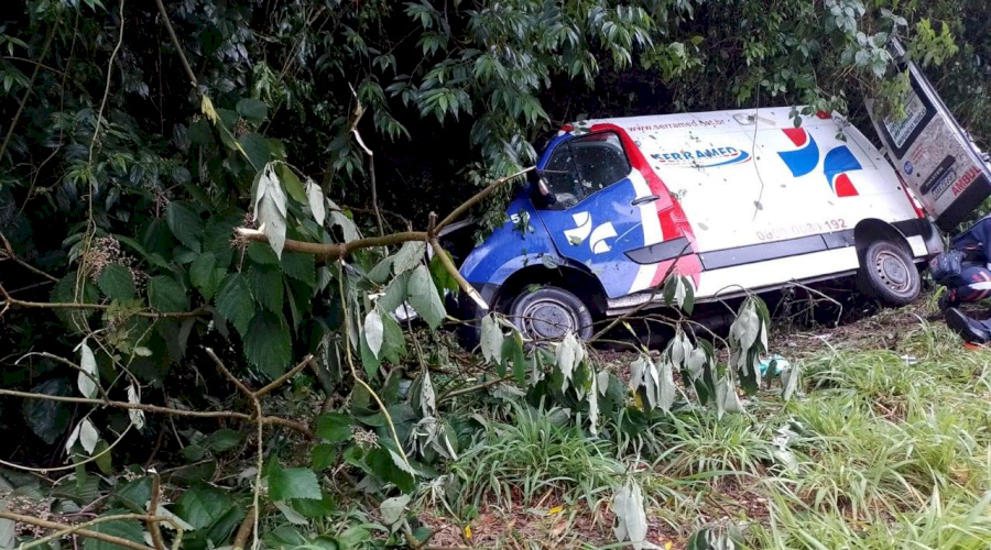 Ambulância sai da pista na ERS-446, altura de Santa Clara Baixa e deixa duas pessoas feridas