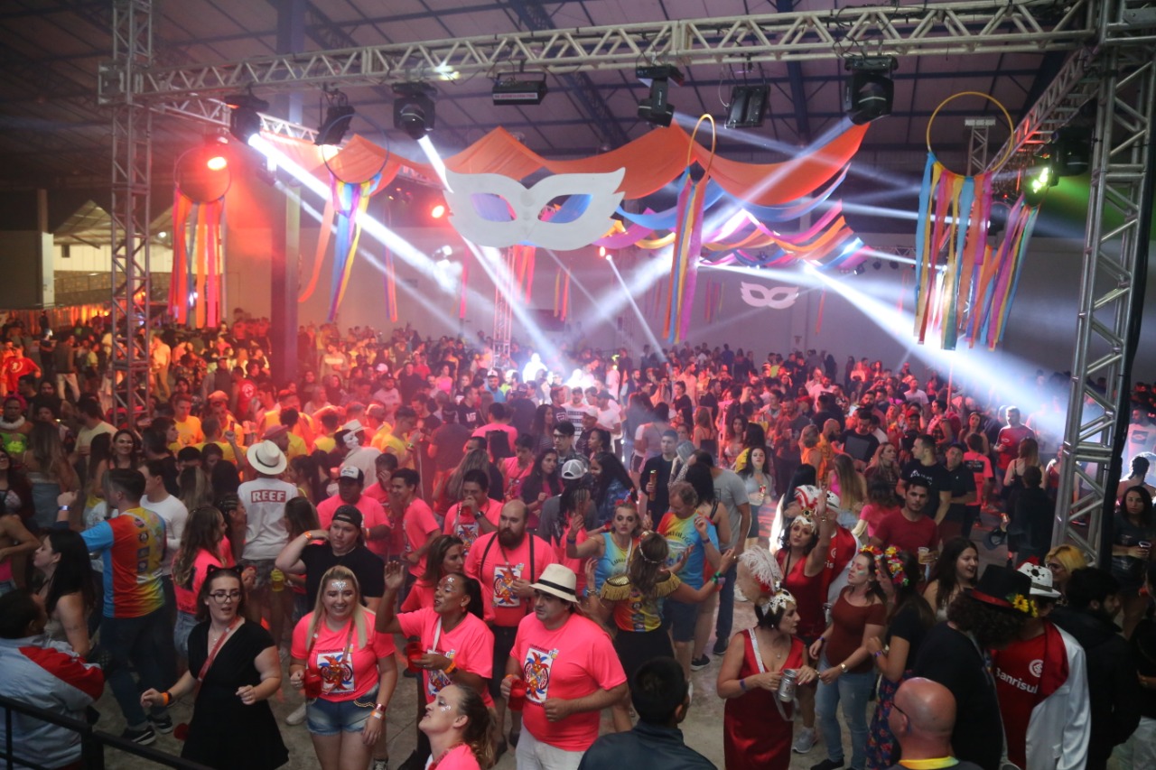 Blocos, Djs e Cia Show 4 animaram a última noite do Gramado Fantasia no ExpoGramado