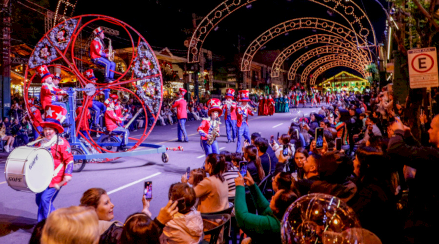 Retorno do Grande Desfile de Natal para a rua encanta o público e revive a magia do Natal Luz em Gramado
