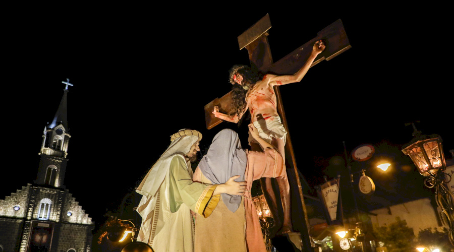 Procissão dos Passos emociona multidão na 9ª Páscoa em Gramado
