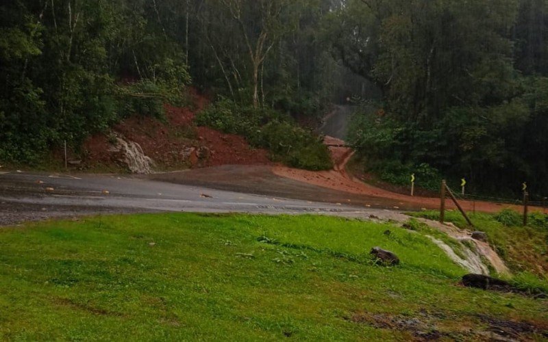 Chuvas intensas bloqueiam acesso à Linha Carahá e causam transtornos no interior de Gramado