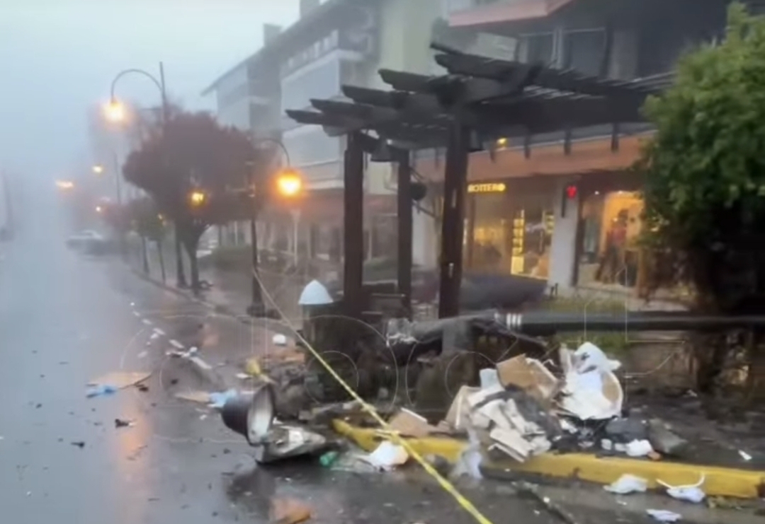 Motorista abandona carro destruído após causar acidente e danificar estruturas públicas no Centro de Gramado