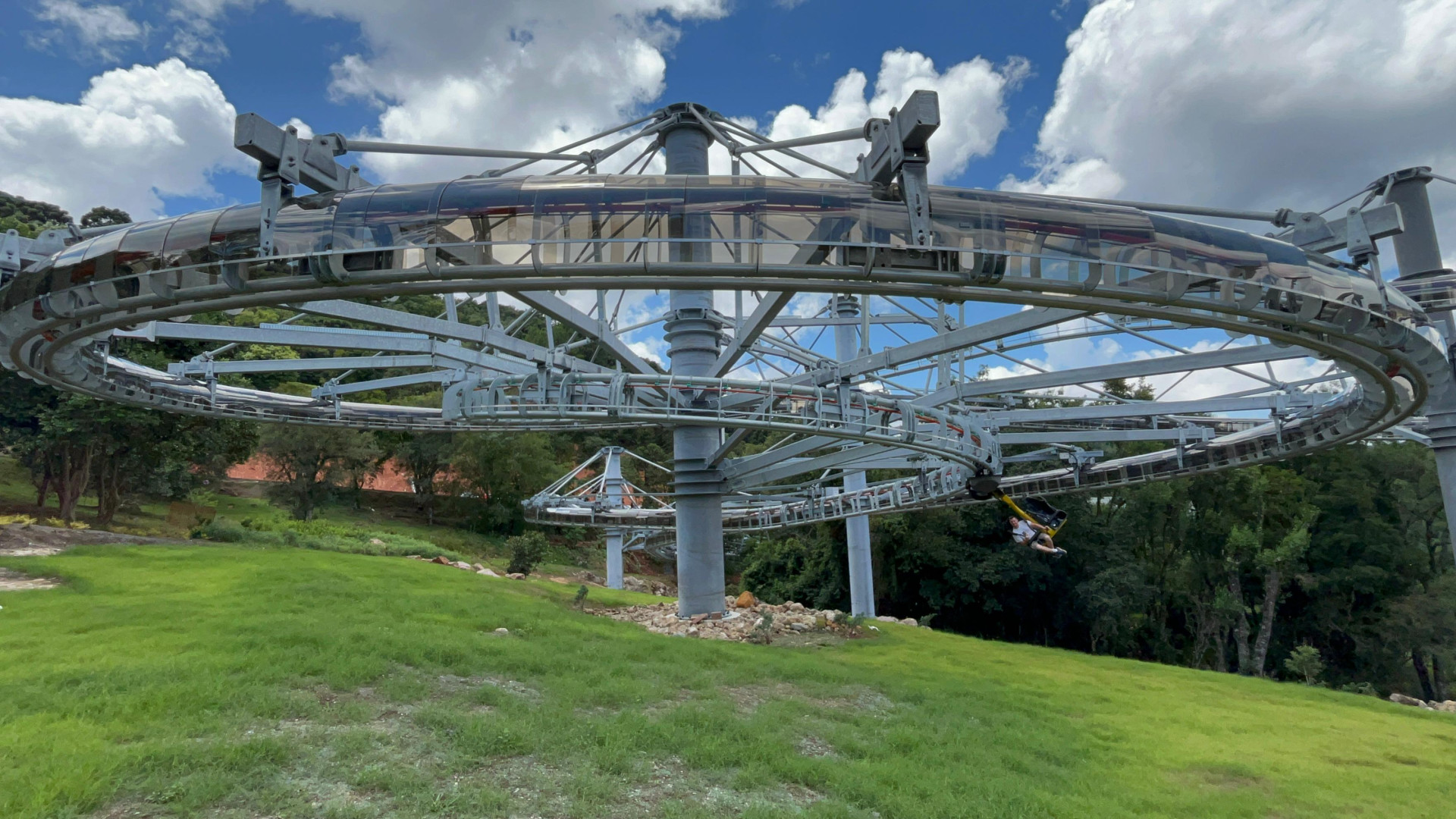 Nova atração no parque Bondinhos de Canela, com a montanha-russa aérea Aerozuum